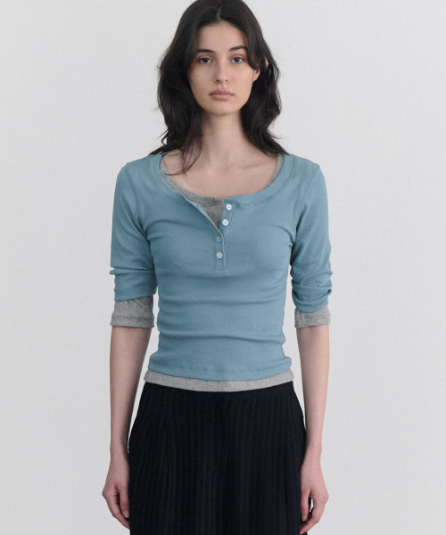 ANDNEEDS(アンドニーズ)の「Kaylee 3/4 henry neck tee (blue)(Tシャツ/カットソー・レディース・その他・FREE)」の2枚目の写真