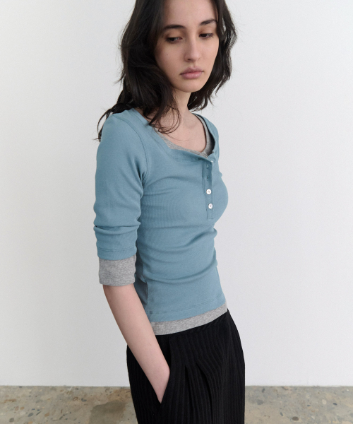 ANDNEEDS(アンドニーズ)の「Kaylee 3/4 henry neck tee (blue)(Tシャツ/カットソー・レディース・その他・FREE)」の3枚目の写真