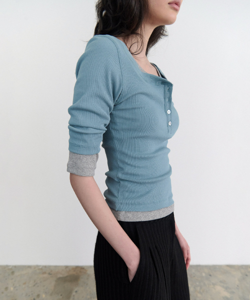 ANDNEEDS(アンドニーズ)の「Kaylee 3/4 henry neck tee (blue)(Tシャツ/カットソー・レディース・その他・FREE)」の4枚目の写真