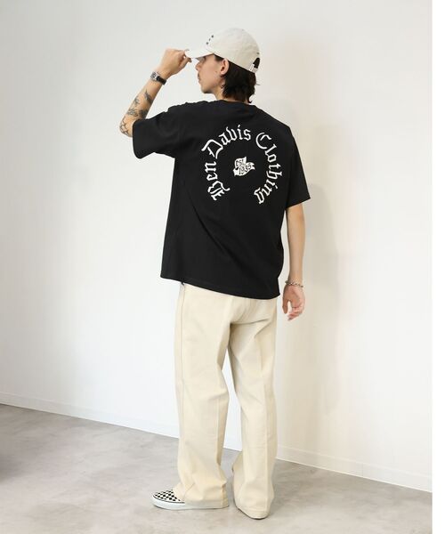 BEN DAVIS(ベンデイビス)の「【BEN DAVIS(ベンデイビス)】 OLD ENGLISH EMB TEE / Tシャツ 半袖 クルーネック 刺繍 ワンポイント ユニセックス オーバーサイズ(Tシャツ/カットソー・メンズ・ネイビー/ホワイト/ブラック・MEDIUM/X-LARGE/LARGE)」の19枚目の写真
