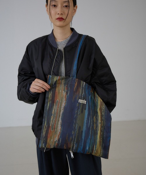 NOMINE(ノミネ)の「アイコン刺繍 ペイント柄アートプリント ロングハンドル トートバッグ(トートバッグ・レディース・ブラウン/ピンク/オレンジ/グレイッシュブルー・フリー)」の2枚目の写真