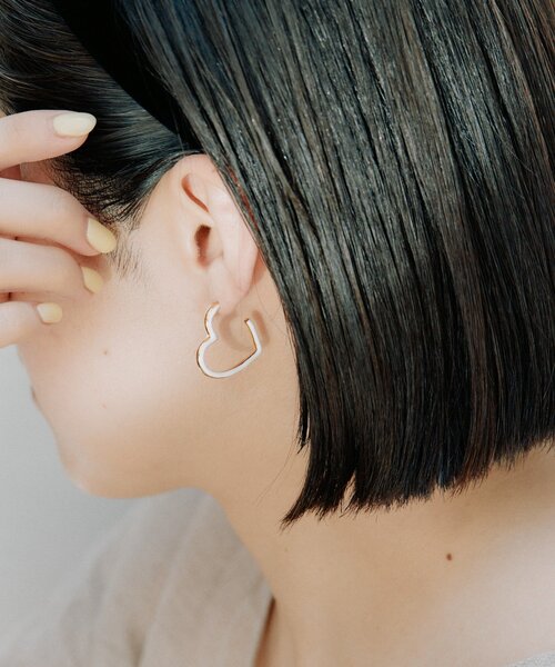 ear PAPILLONNER(イアパピヨネ)の「カラーハートフープピアス(ピアス(両耳用)・レディース・ブラック/アイボリー・FREE)」の1枚目の写真
