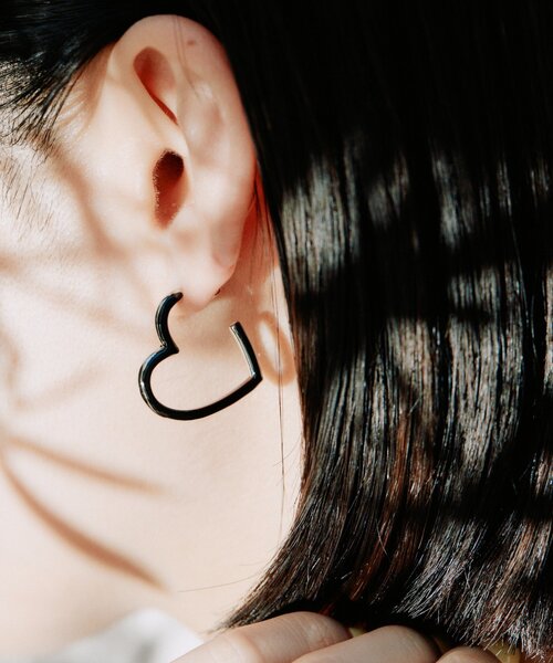 ear PAPILLONNER(イアパピヨネ)の「カラーハートフープピアス(ピアス(両耳用)・レディース・ブラック/アイボリー・FREE)」の2枚目の写真