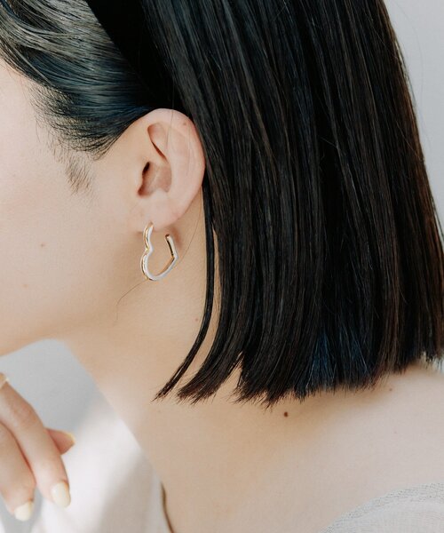 ear PAPILLONNER(イアパピヨネ)の「カラーハートフープピアス(ピアス(両耳用)・レディース・ブラック/アイボリー・FREE)」の8枚目の写真