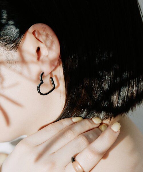 ear PAPILLONNER(イアパピヨネ)の「カラーハートフープピアス(ピアス(両耳用)・レディース・ブラック/アイボリー・FREE)」の17枚目の写真