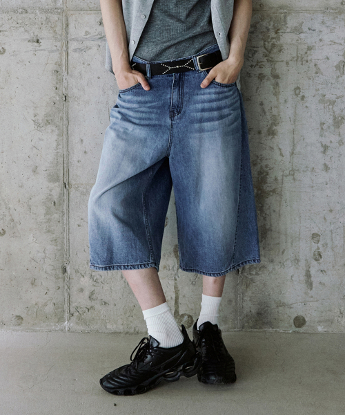 P.IN.O(ピインオ)の「カーブドオールブラシバミューダデニムパンツ - ライトブルー(その他パンツ・メンズ・その他・LARGE/MEDIUM/SMALL/X-LARGE)」の1枚目の写真