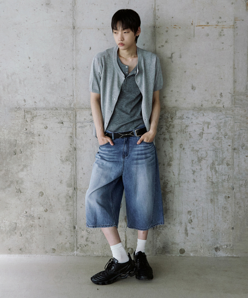 P.IN.O(ピインオ)の「カーブドオールブラシバミューダデニムパンツ - ライトブルー(その他パンツ・メンズ・その他・LARGE/MEDIUM/SMALL/X-LARGE)」の2枚目の写真