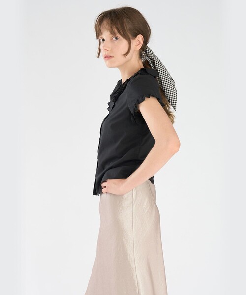 To b. by agnes b.(トゥービーバイアニエスベー)の「コットン スラブ ブイネック フリル ブラウス(シャツ/ブラウス・レディース・ブラック・36/40/38)」の4枚目の写真