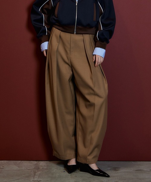 MAISON SPECIAL（メゾンスペシャル）の「Two-Tuck Cocoon Pants/2タックコクーンパンツ（その他パンツ・レディース・キャメル/ネイビー・38/36）」の4枚目の写真