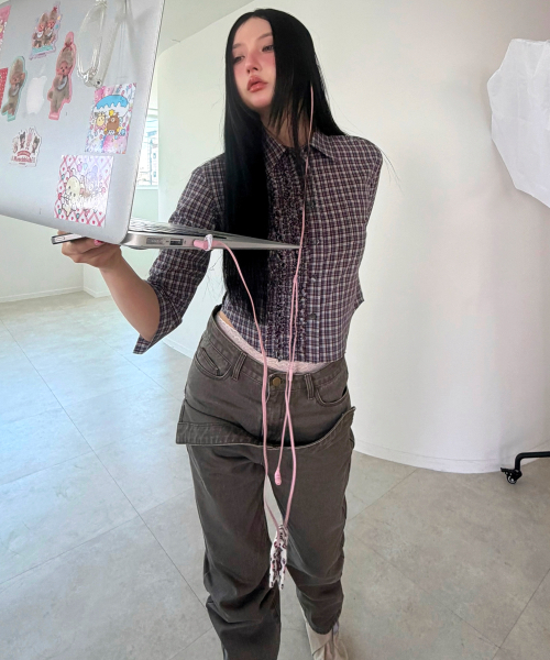 KIKOZY(キコジ)の「カットオフフラップレイヤードパンツ(デニムパンツ・レディース・その他・1/2)」の3枚目の写真