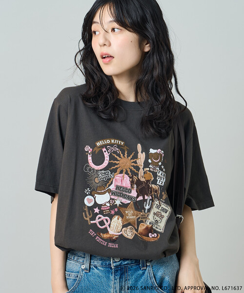 新品 キョチョンチキン SJ イトゥク サインプリント Tシャツ SANRIO/サンリオ ”HELLO KITTY' Giddy Upコラージュ プリントTシャツ