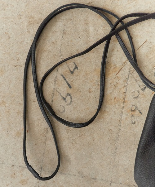 orSlow(オアスロウ)の「orSlow/オアスロウ LEATHER CINCH POUCH レザー 本革 牛革 ポーチ 巾着バッグ 巾着ポーチ ショルダーバッグ ミニバッグ メンズ レディース 2026年 秋 秋服 冬 冬服(ショルダーバッグ・メンズ・ブラック・FREE)」の6枚目の写真