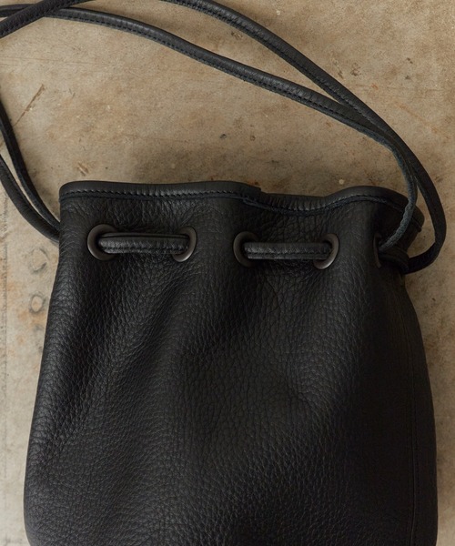 orSlow(オアスロウ)の「orSlow/オアスロウ LEATHER CINCH POUCH レザー 本革 牛革 ポーチ 巾着バッグ 巾着ポーチ ショルダーバッグ ミニバッグ メンズ レディース 2026年 秋 秋服 冬 冬服(ショルダーバッグ・メンズ・ブラック・FREE)」の5枚目の写真