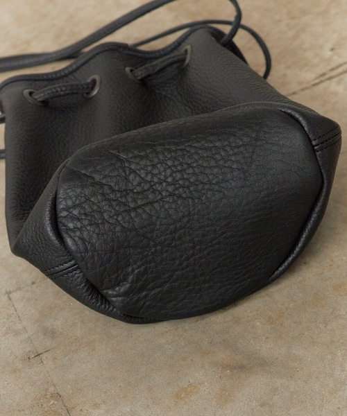 orSlow(オアスロウ)の「orSlow/オアスロウ LEATHER CINCH POUCH レザー 本革 牛革 ポーチ 巾着バッグ 巾着ポーチ ショルダーバッグ ミニバッグ メンズ レディース 2026年 秋 秋服 冬 冬服(ショルダーバッグ・メンズ・ブラック・FREE)」の4枚目の写真