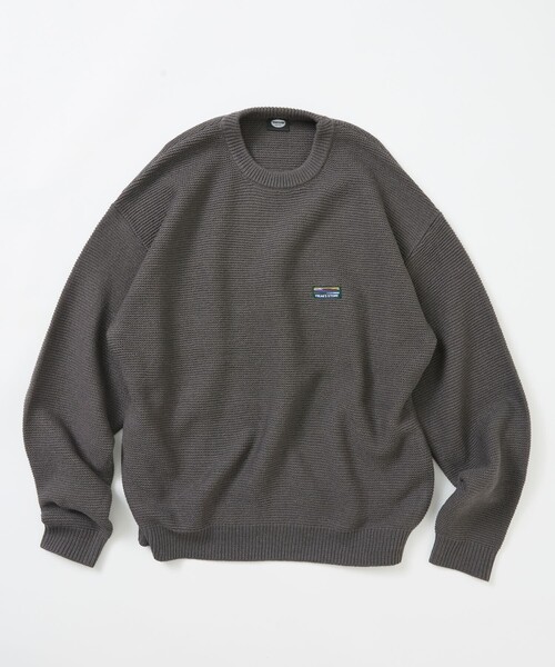FREAK'S STORE(フリークスストア)の「限定展開 リラックスフィット ワンポイントロゴ クルーネックニット(ニット/セーター・メンズ・ブラック/ネイビー/ベージュ/ブラウン/スミクロ・SMALL/LARGE/MEDIUM)」の3枚目の写真