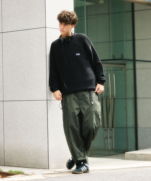 FREAK'S STORE(フリークスストア)の「限定展開 リラックスフィット ワンポイントロゴ クルーネックニット(ニット/セーター・メンズ・ブラック/ネイビー/ベージュ/ブラウン/スミクロ・SMALL/LARGE/MEDIUM)」の10枚目の写真