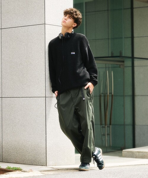 FREAK'S STORE(フリークスストア)の「限定展開 リラックスフィット ワンポイントロゴ クルーネックニット(ニット/セーター・メンズ・ブラック/ネイビー/ベージュ/ブラウン/スミクロ・SMALL/LARGE/MEDIUM)」の11枚目の写真