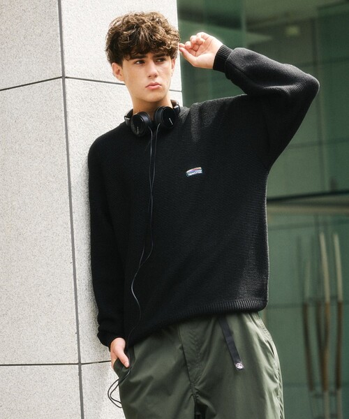 FREAK'S STORE(フリークスストア)の「限定展開 リラックスフィット ワンポイントロゴ クルーネックニット(ニット/セーター・メンズ・ブラック/ネイビー/ベージュ/ブラウン/スミクロ・SMALL/LARGE/MEDIUM)」の13枚目の写真