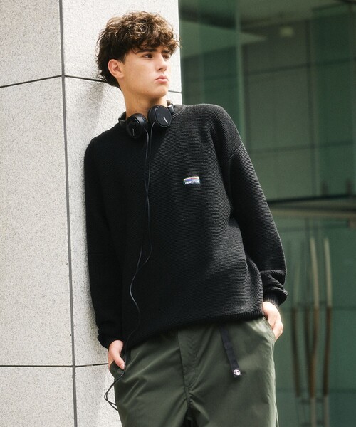 FREAK'S STORE(フリークスストア)の「限定展開 リラックスフィット ワンポイントロゴ クルーネックニット(ニット/セーター・メンズ・ブラック/ネイビー/ベージュ/ブラウン/スミクロ・SMALL/LARGE/MEDIUM)」の14枚目の写真