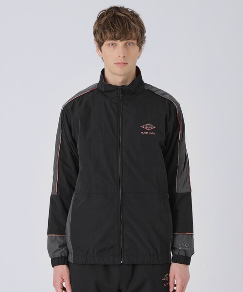 BLACK LABEL CRESTBRIDGE(ブラックレーベル・クレストブリッジ)の「【WEB・一部店舗限定】【UMBRO】ワッシャーナイロンスタンドブルゾン(ブルゾン・メンズ・ブラック・XL/L/M)」の3枚目の写真