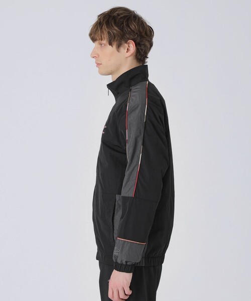 BLACK LABEL CRESTBRIDGE(ブラックレーベル・クレストブリッジ)の「【WEB・一部店舗限定】【UMBRO】ワッシャーナイロンスタンドブルゾン(ブルゾン・メンズ・ブラック・XL/L/M)」の4枚目の写真