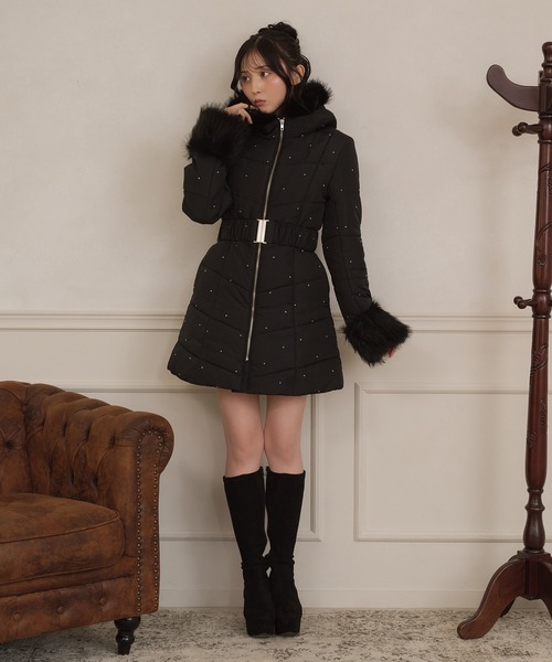 apres jour(アプレジュール)の「ベルト付きビジューファーAラインコート(その他アウター・レディース・オフホワイト/ブラック・X-LARGE/FREE)」の13枚目の写真