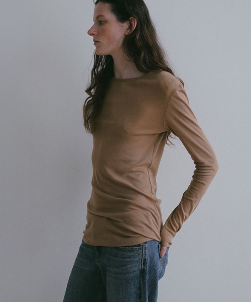 ETRE TOKYO(エトレトウキョウ)の「ショルダーパットロングスリーブTee(Tシャツ/カットソー・レディース・ブラウン/ベージュ/ホワイト/ブラック・FREE)」の6枚目の写真
