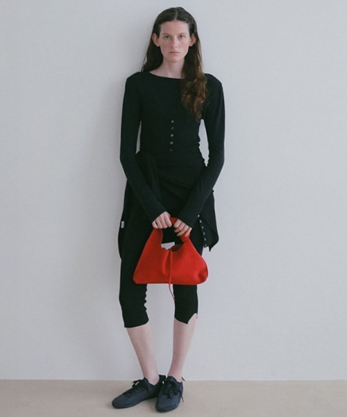 ETRE TOKYO(エトレトウキョウ)の「ショルダーパットロングスリーブTee(Tシャツ/カットソー・レディース・ブラウン/ベージュ/ホワイト/ブラック・FREE)」の13枚目の写真