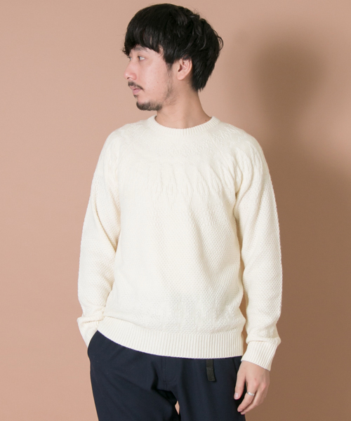 URBAN RESEARCH（アーバンリサーチ）の「UR 球心ジャカードC/N（ニット/セーター・メンズ・ボルドー/ホワイト/ブラック・MEDIUM/LARGE）」の2枚目の写真