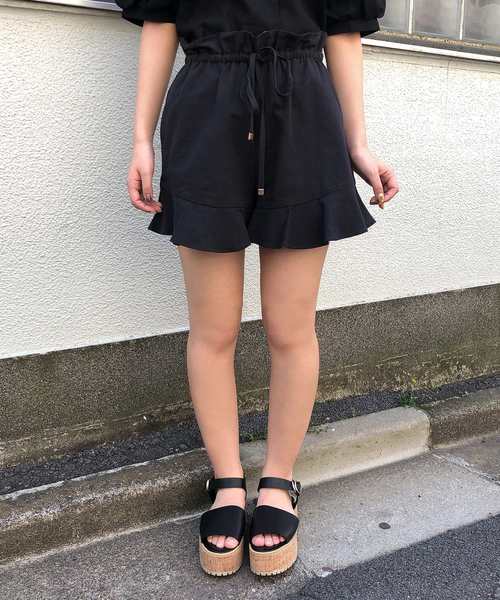 one after another NICE CLAUP(ワンアフターアナザーナイスクラップ)の「麻混フリルショートパンツ(その他パンツ・レディース・アイボリー/ブラック/ブラウン系その他/ベージュ・FREE)」の1枚目の写真