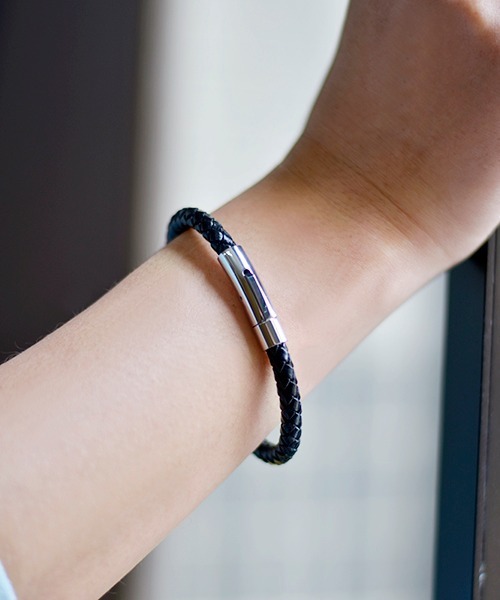 Fun & Daily（ファンアンドデイリー）の「F&D : Cow Leather Braid Bracelet（ブレスレット・メンズ・ブラック/ブラウン/ホワイト/レッド/ブルー・FREE）」の7枚目の写真