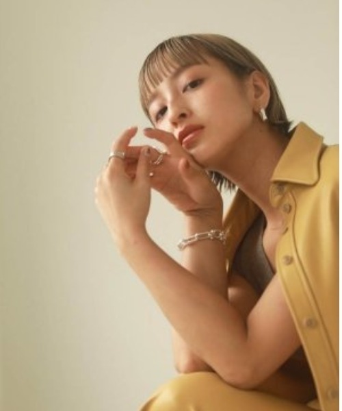 TODAYFUL（トゥデイフル）の「フェイクレザースリムシャツ（シャツ/ブラウス・レディース・ダークブラウン/マスタード・FREE）」の4枚目の写真