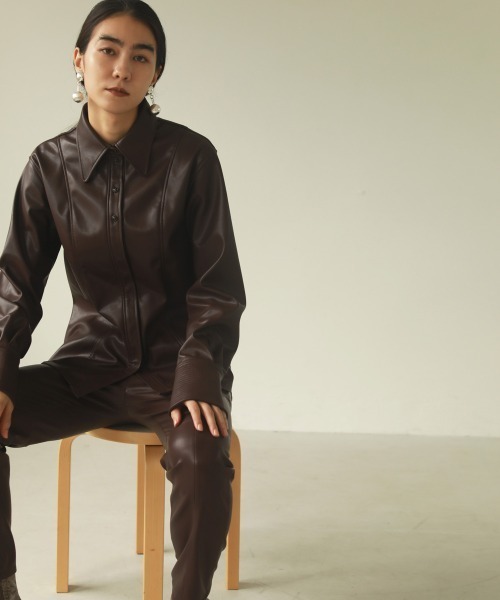 TODAYFUL（トゥデイフル）の「フェイクレザースリムシャツ（シャツ/ブラウス・レディース・ダークブラウン/マスタード・FREE）」の5枚目の写真