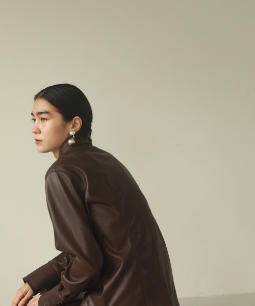 TODAYFUL（トゥデイフル）の「フェイクレザースリムシャツ（シャツ/ブラウス・レディース・ダークブラウン/マスタード・FREE）」の8枚目の写真