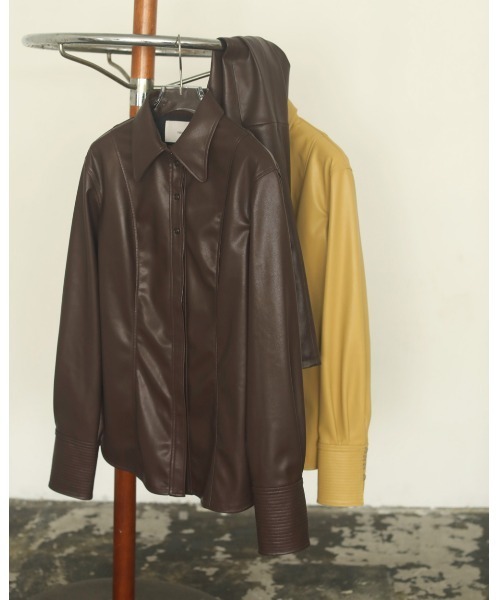 TODAYFUL（トゥデイフル）の「フェイクレザースリムシャツ（シャツ/ブラウス・レディース・ダークブラウン/マスタード・FREE）」の9枚目の写真