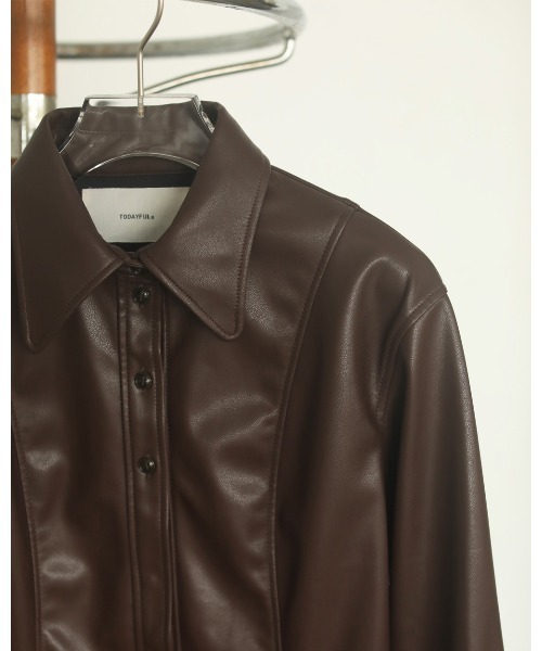 TODAYFUL（トゥデイフル）の「フェイクレザースリムシャツ（シャツ/ブラウス・レディース・ダークブラウン/マスタード・FREE）」の11枚目の写真