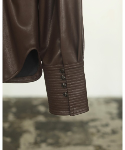 TODAYFUL（トゥデイフル）の「フェイクレザースリムシャツ（シャツ/ブラウス・レディース・ダークブラウン/マスタード・FREE）」の12枚目の写真