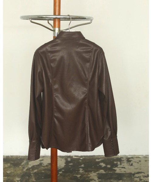 TODAYFUL（トゥデイフル）の「フェイクレザースリムシャツ（シャツ/ブラウス・レディース・ダークブラウン/マスタード・FREE）」の13枚目の写真