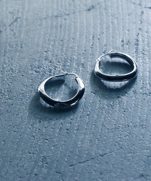 YArKA(ヤーカ)の「【YArKA/ヤーカ】silver925 distortion circle pierce/歪みピアス シルバー925(ピアス(両耳用)・レディース・シルバー・FREE)」の3枚目の写真