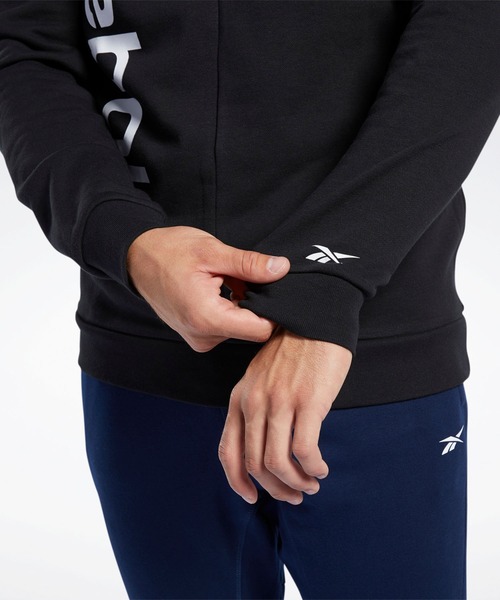 Reebok(リーボック)の「トレーニング エッセンシャルズ リニア ロゴ スウェットシャツ / Training Essentials Linear Logo Sweatshirt(スウェット・メンズ・ブラック/ブルー・SMALL/MEDIUM/XX-LARGE/X-LARGE/LARGE/XXX-LARGE)」の5枚目の写真