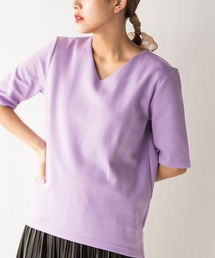 若干の厚みと弾力のある生地を使用して体のラインをひろわないキレイめVネックベーシックカットソー