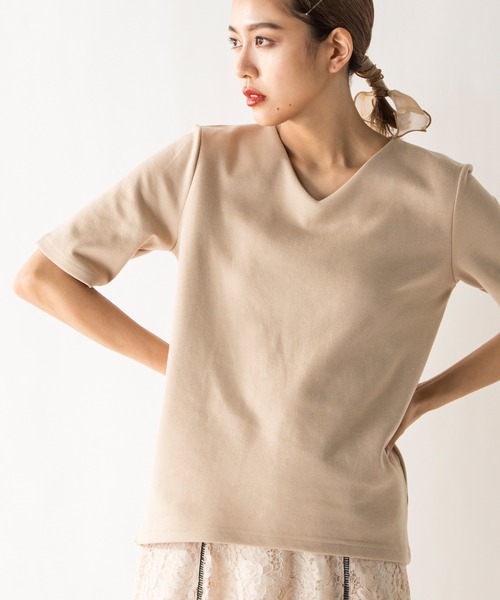 MILLION CARATS（ミリオンカラッツ）の「若干の厚みと弾力のある生地を使用して体のラインをひろわないキレイめVネックベーシックカットソー（Tシャツ/カットソー・レディース・グレー/ブラウン/ブラック/ラベンダー/ピンク/ベージュ/オフホワイト・MEDIUM/SMALL/LARGE）」の6枚目の写真