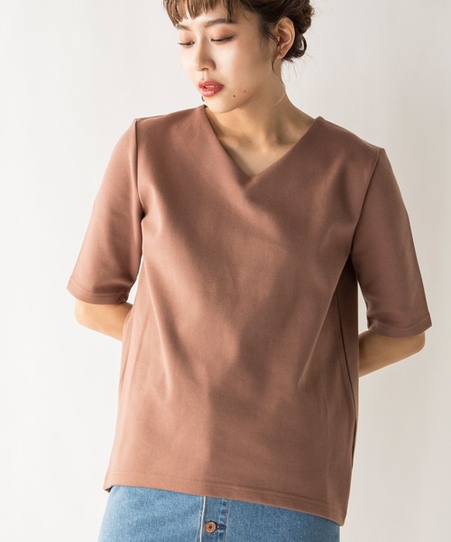 MILLION CARATS（ミリオンカラッツ）の「若干の厚みと弾力のある生地を使用して体のラインをひろわないキレイめVネックベーシックカットソー（Tシャツ/カットソー・レディース・グレー/ブラウン/ブラック/ラベンダー/ピンク/ベージュ/オフホワイト・MEDIUM/SMALL/LARGE）」の5枚目の写真