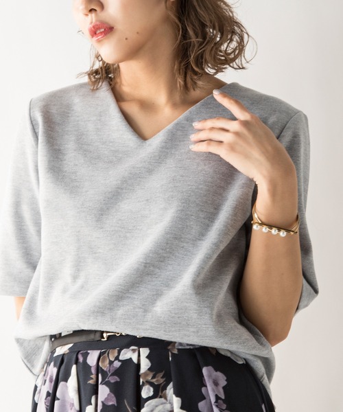 MILLION CARATS（ミリオンカラッツ）の「若干の厚みと弾力のある生地を使用して体のラインをひろわないキレイめVネックベーシックカットソー（Tシャツ/カットソー・レディース・グレー/ブラウン/ブラック/ラベンダー/ピンク/ベージュ/オフホワイト・MEDIUM/SMALL/LARGE）」の4枚目の写真