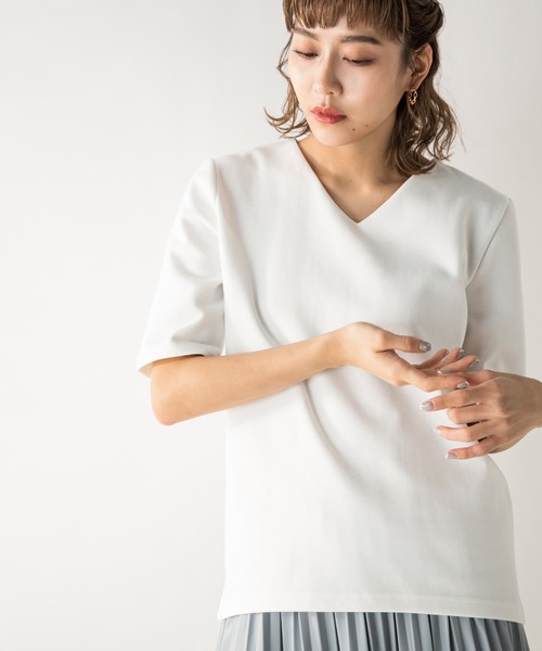 MILLION CARATS（ミリオンカラッツ）の「若干の厚みと弾力のある生地を使用して体のラインをひろわないキレイめVネックベーシックカットソー（Tシャツ/カットソー・レディース・グレー/ブラウン/ブラック/ラベンダー/ピンク/ベージュ/オフホワイト・MEDIUM/SMALL/LARGE）」の2枚目の写真