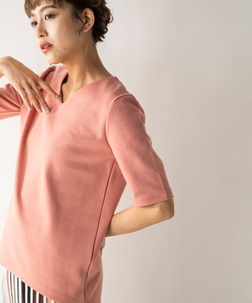 MILLION CARATS（ミリオンカラッツ）の「若干の厚みと弾力のある生地を使用して体のラインをひろわないキレイめVネックベーシックカットソー（Tシャツ/カットソー・レディース・グレー/ブラウン/ブラック/ラベンダー/ピンク/ベージュ/オフホワイト・MEDIUM/SMALL/LARGE）」の7枚目の写真