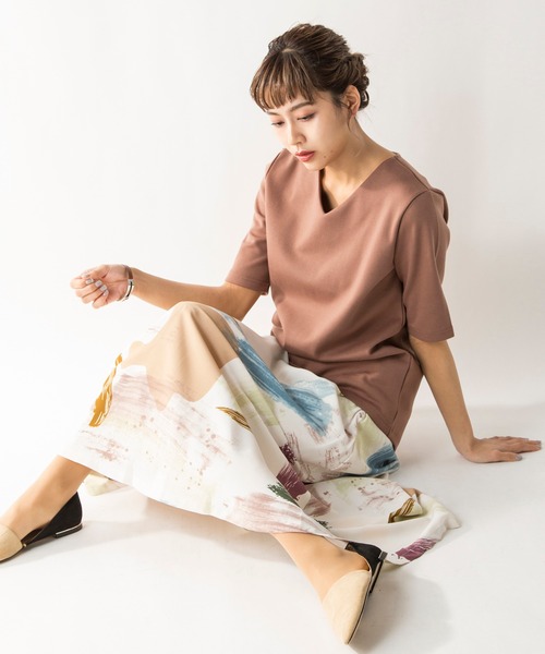 MILLION CARATS（ミリオンカラッツ）の「若干の厚みと弾力のある生地を使用して体のラインをひろわないキレイめVネックベーシックカットソー（Tシャツ/カットソー・レディース・グレー/ブラウン/ブラック/ラベンダー/ピンク/ベージュ/オフホワイト・MEDIUM/SMALL/LARGE）」の17枚目の写真