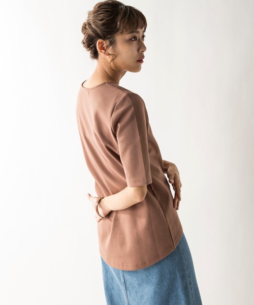 MILLION CARATS（ミリオンカラッツ）の「若干の厚みと弾力のある生地を使用して体のラインをひろわないキレイめVネックベーシックカットソー（Tシャツ/カットソー・レディース・グレー/ブラウン/ブラック/ラベンダー/ピンク/ベージュ/オフホワイト・MEDIUM/SMALL/LARGE）」の11枚目の写真