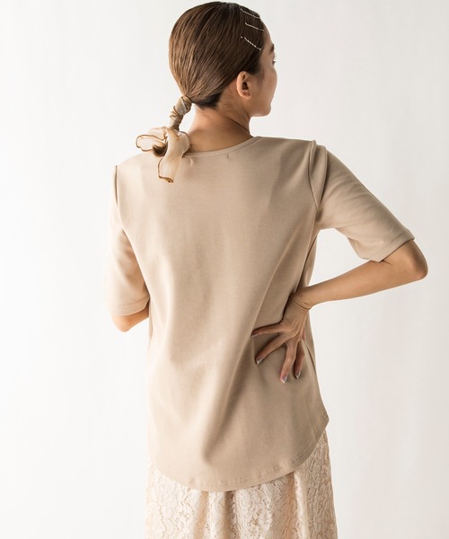 MILLION CARATS（ミリオンカラッツ）の「若干の厚みと弾力のある生地を使用して体のラインをひろわないキレイめVネックベーシックカットソー（Tシャツ/カットソー・レディース・グレー/ブラウン/ブラック/ラベンダー/ピンク/ベージュ/オフホワイト・MEDIUM/SMALL/LARGE）」の12枚目の写真