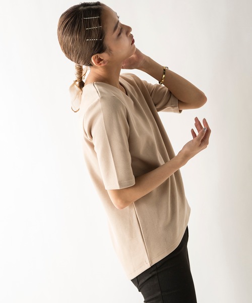 MILLION CARATS（ミリオンカラッツ）の「若干の厚みと弾力のある生地を使用して体のラインをひろわないキレイめVネックベーシックカットソー（Tシャツ/カットソー・レディース・グレー/ブラウン/ブラック/ラベンダー/ピンク/ベージュ/オフホワイト・MEDIUM/SMALL/LARGE）」の19枚目の写真